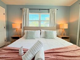 Spacious Modern King bed Game Room More