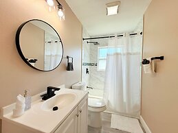 Spacious Modern King bed Game Room More