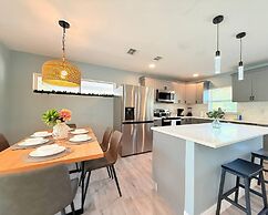 Spacious Modern King bed Game Room More