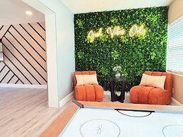 Spacious Modern King bed Game Room More