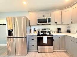 Spacious Modern King bed Game Room More