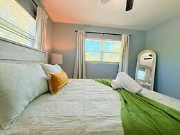 Spacious Modern King bed Game Room More