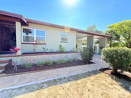 Spacious Modern King bed Game Room More