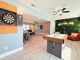 Spacious Modern King bed Game Room More