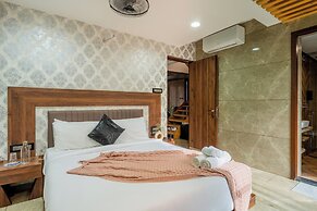 Alaya Stays 3-BHK with Pool near Khandala Hills - Imperial Serenia