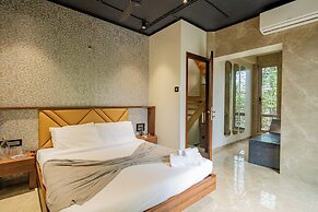 Alaya Stays 3-BHK with Pool near Khandala Hills - Imperial Serenia