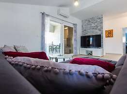 Cozy Three Bedroom Apartment With Terrace in Zadar