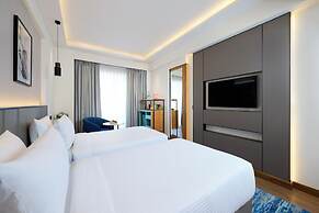 Iris Sarovar Portico