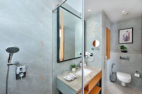 Iris Sarovar Portico