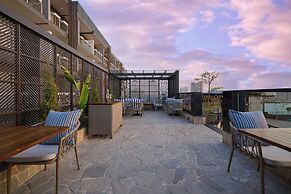 Iris Sarovar Portico