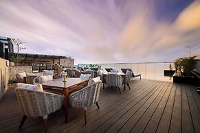 Iris Sarovar Portico