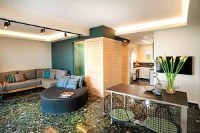 Vouliagmeni Kavouri Beachfront Apartment