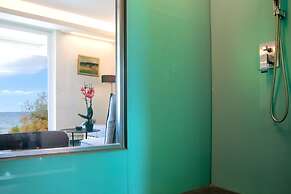 Vouliagmeni Kavouri Beachfront Apartment