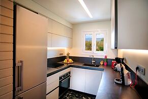 Vouliagmeni Kavouri Beachfront Apartment