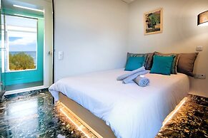 Vouliagmeni Kavouri Beachfront Apartment