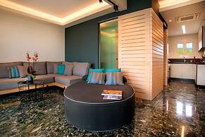 Vouliagmeni Kavouri Beachfront Apartment