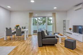 Cikat Bay Modern Apartment