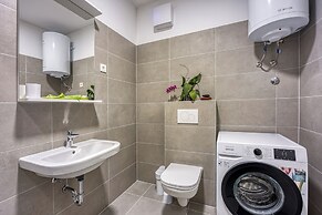 Cikat Bay Modern Apartment