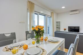 Cikat Bay Modern Apartment