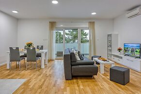 Cikat Bay Modern Apartment