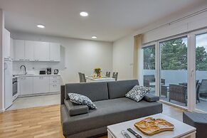 Cikat Bay Modern Apartment