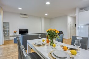 Cikat Bay Modern Apartment