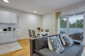 Cikat Bay Modern Apartment
