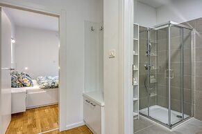 Cikat Bay Modern Apartment