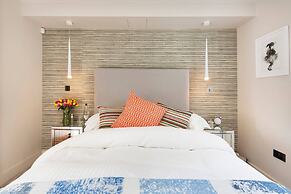 The Bohemian Rhapsody- Garden Apartment in Hampstead - by Out of Offic