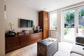 The Bohemian Rhapsody- Garden Apartment in Hampstead - by Out of Offic
