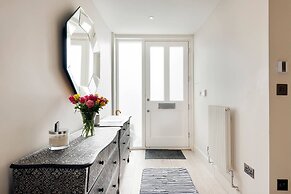 The Bohemian Rhapsody- Garden Apartment in Hampstead - by Out of Offic