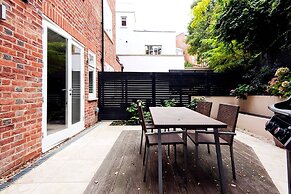 The Bohemian Rhapsody- Garden Apartment in Hampstead - by Out of Offic
