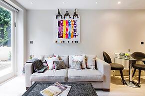 The Bohemian Rhapsody- Garden Apartment in Hampstead - by Out of Offic