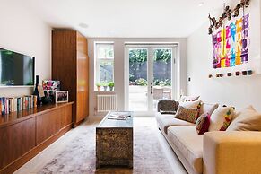 The Bohemian Rhapsody- Garden Apartment in Hampstead - by Out of Offic