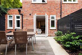 The Bohemian Rhapsody- Garden Apartment in Hampstead - by Out of Offic