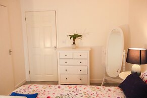 Swindon Cozy 2BR Retreat