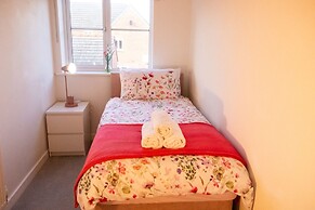 Swindon Cozy 2BR Retreat