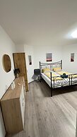 Spacious Home & Garden Free Parking