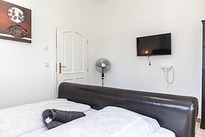 Spacious Home & Garden Free Parking