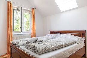 Spacious Home & Garden Free Parking