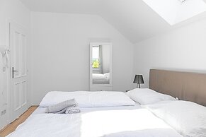 Spacious Home & Garden Free Parking