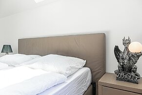 Spacious Home & Garden Free Parking