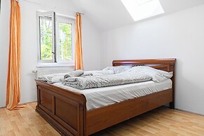 Spacious Home & Garden Free Parking