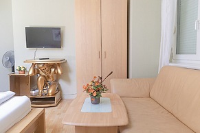 Spacious Home & Garden Free Parking