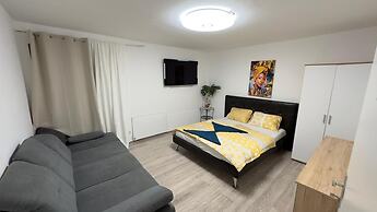 Spacious Home & Garden Free Parking