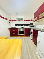 Spacious Home & Garden Free Parking