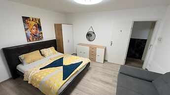 Spacious Home & Garden Free Parking