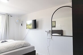 Spacious Home & Garden Free Parking