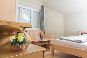 Spacious Home & Garden Free Parking