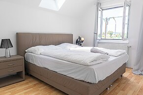 Spacious Home & Garden Free Parking